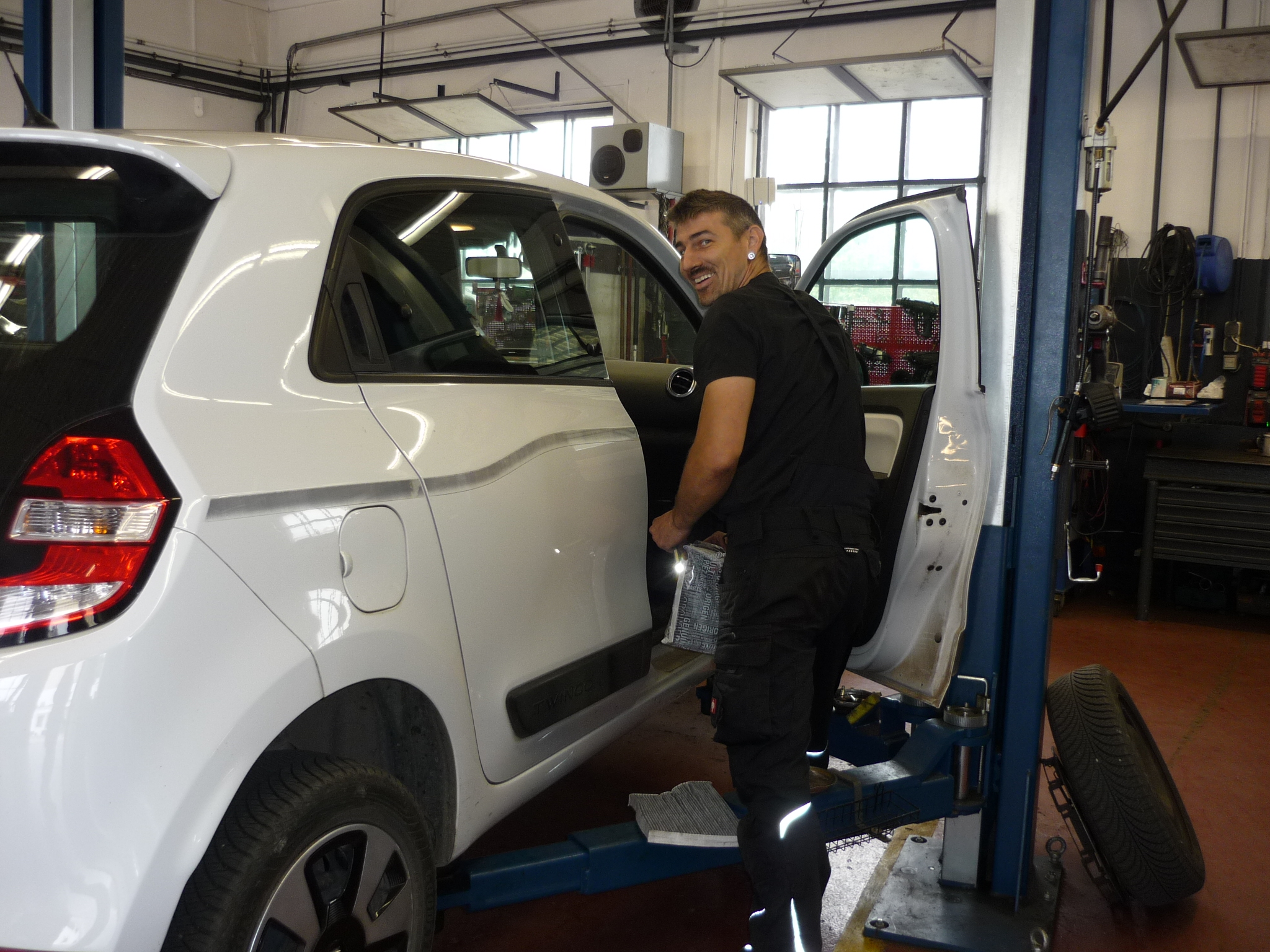 Autoreparatur in der Werkstatt von Autohaus Schmidt
