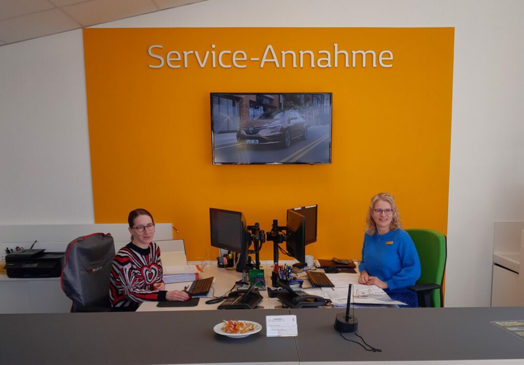 Service-Annahme im Autohaus Schmidt
